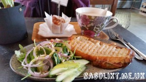 Varm surdegssmörgås och surdegsbulle som avnjuts på Café Flora i Ljungskile.